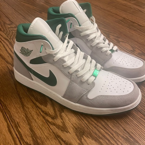Air Jordan 1 Mid SE 'Grey Pine Green' Size 11 - Picture 2 of 4